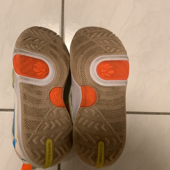 Girls Nike basketballl shoes - Picture 4 of 5